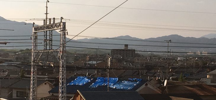 屋根の上のブルーシート〜大阪北部地震からいまだ復旧していない家屋多数